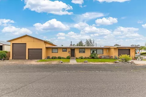 517 W 4th St, Sprague, WA 99032