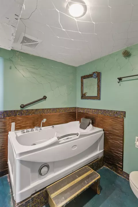 Bath - 923 E Nebraska Ave, Spokane, WA 99208 photo 4 of 4