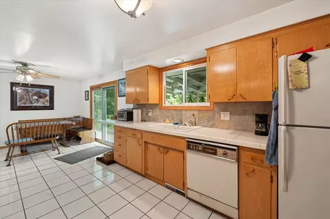 Kitchen - 10820 E 18th Ave, Spokane Valley, WA 99206 photo 4 of 5