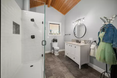 Bath - 3207 E River Glen Dr, Colbert, WA 99005 photo 3 of 4