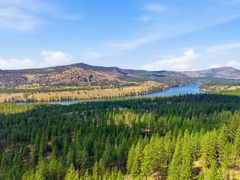 21609 W South Bank Rd, Nine Mile Falls, WA 99026