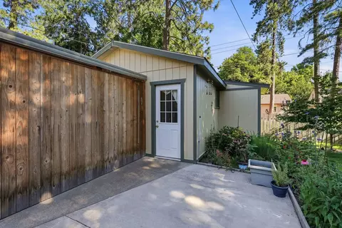 Exterior - 611 E 25th Ave, Spokane, WA 99203 photo 4 of 10