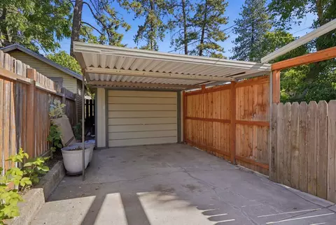 Exterior - 611 E 25th Ave, Spokane, WA 99203 photo 8 of 10