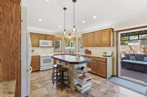 Kitchen - 1013 E Blackhawk Dr, Spokane, WA 99208 photo 5 of 5