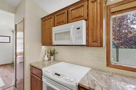 Kitchen - 1013 E Blackhawk Dr, Spokane, WA 99208 photo 3 of 5