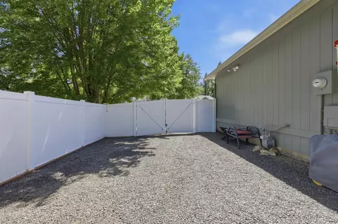 Exterior - 1013 E Blackhawk Dr, Spokane, WA 99208 photo 4 of 18