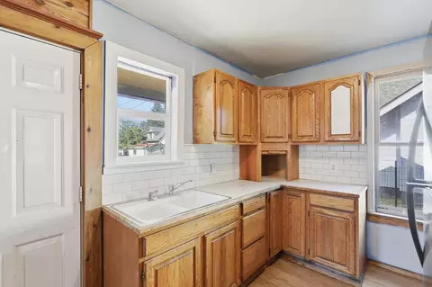 Kitchen - 1517 E 9th Ave, Spokane, WA 99202 photo 2 of 3
