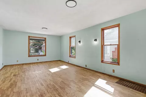 Living - 1517 E 9th Ave, Spokane, WA 99202 photo 2 of 3