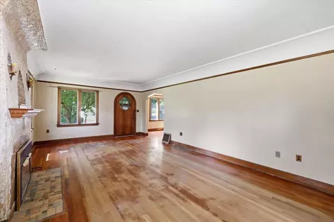 Living - 1027 E 17th Ave, Spokane, WA 99203 photo 1 of 6