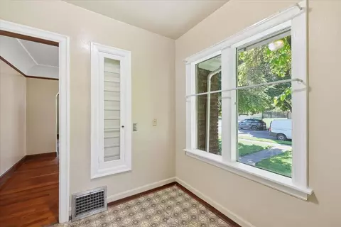 Entry Way - 1027 E 17th Ave, Spokane, WA 99203 photo 2 of 3