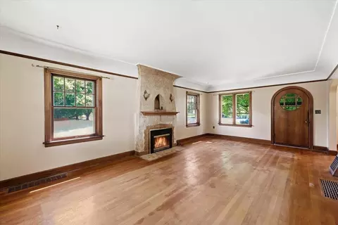 Living - 1027 E 17th Ave, Spokane, WA 99203 photo 2 of 6
