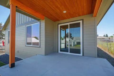 Exterior - 2011 E Longfellow Ave, Spokane, WA 99207 photo 4 of 8