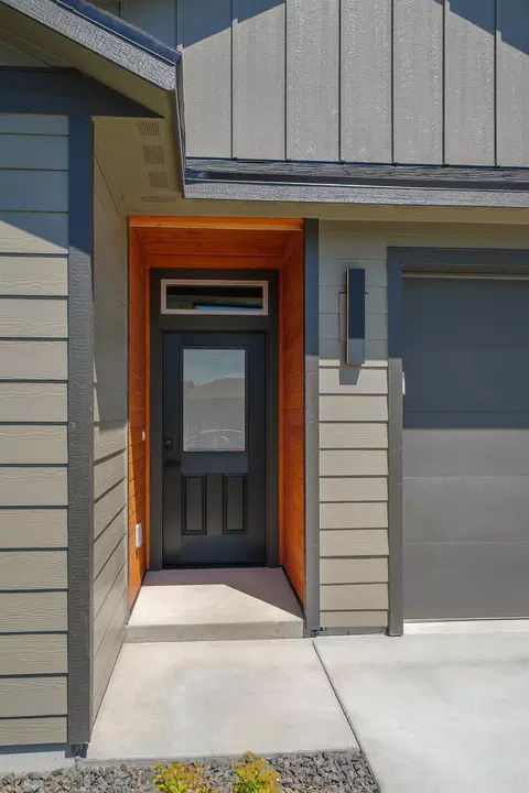Entry Way - 2011 E Longfellow Ave, Spokane, WA 99207 photo 1 of 3