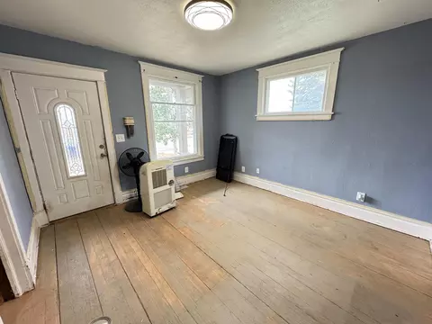 Living - 327 E Gordon Ave, Spokane, WA 99207 photo 2 of 4