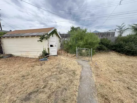 Exterior - 327 E Gordon Ave, Spokane, WA 99207 photo 6 of 7