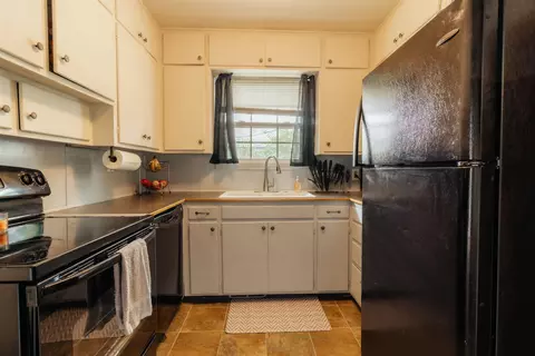 Kitchen - 3604 E Fairview Ave, Spokane, WA 99217 photo 1 of 2