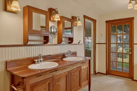 Bath - 2104 E 8th Ave, Spokane, WA 99202 photo 3 of 4