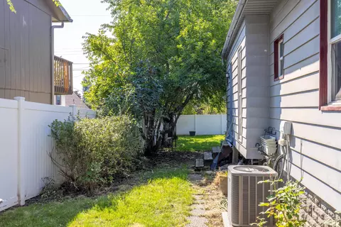 Exterior - 824 E Gordon Ave, Spokane, WA 99207 photo 5 of 9
