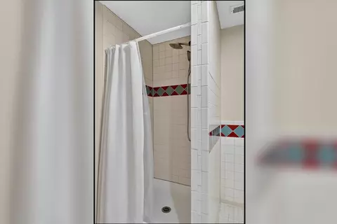 Bath - 4309 E Pineglen Rd, Mead, WA 99021 photo 4 of 5
