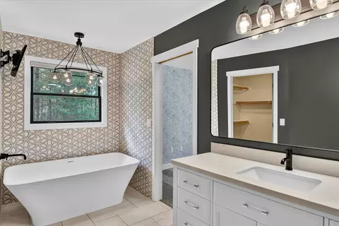 Bath - 4309 E Pineglen Rd, Mead, WA 99021 photo 3 of 6