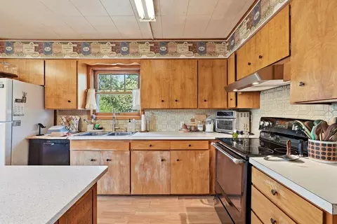 Kitchen - 9922 E Upriver Dr, Spokane, WA 99206 photo 5 of 6