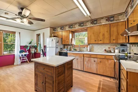 Kitchen - 9922 E Upriver Dr, Spokane, WA 99206 photo 4 of 6