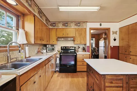 Kitchen - 9922 E Upriver Dr, Spokane, WA 99206 photo 2 of 6