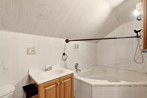 Bath - 9922 E Upriver Dr, Spokane, WA 99206 photo 3 of 3