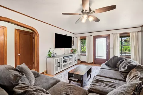 Living - 9922 E Upriver Dr, Spokane, WA 99206 photo 2 of 4