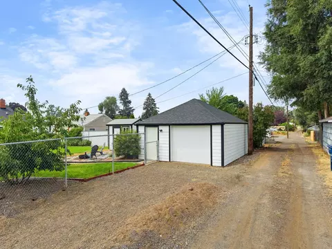 Exterior - 727 E Crown Ave, Spokane, WA 99207 photo 5 of 17