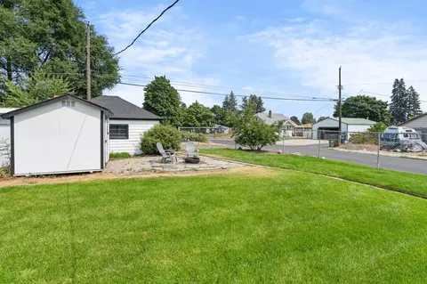 Exterior - 727 E Crown Ave, Spokane, WA 99207 photo 12 of 17
