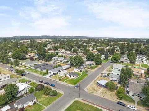 View/Area - 727 E Crown Ave, Spokane, WA 99207 photo 1 of 7