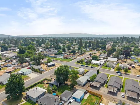 View/Area - 727 E Crown Ave, Spokane, WA 99207 photo 4 of 7
