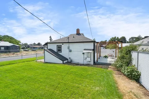 Exterior - 727 E Crown Ave, Spokane, WA 99207 photo 11 of 17