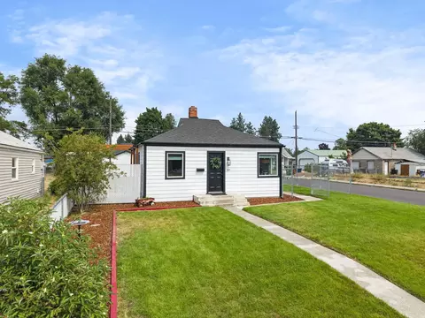 Exterior - 727 E Crown Ave, Spokane, WA 99207 photo 3 of 17