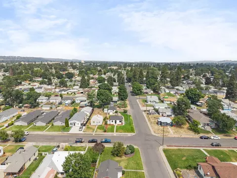 View/Area - 727 E Crown Ave, Spokane, WA 99207 photo 2 of 7
