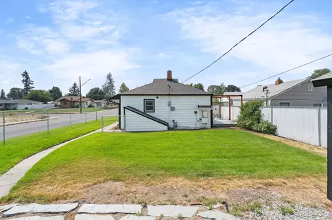 Exterior - 727 E Crown Ave, Spokane, WA 99207 photo 10 of 17