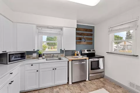 Kitchen - 727 E Crown Ave, Spokane, WA 99207 photo 4 of 4