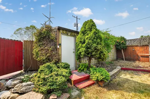 Exterior - 2921 E Hoffman Ave, Spokane, WA 99207 photo 9 of 15