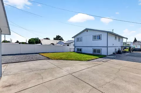 Exterior - 1927 E Hoffman Ave, Spokane, WA 99207 photo 4 of 10