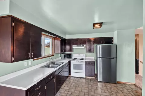 Kitchen - 1927 E Hoffman Ave, Spokane, WA 99207 photo 2 of 4