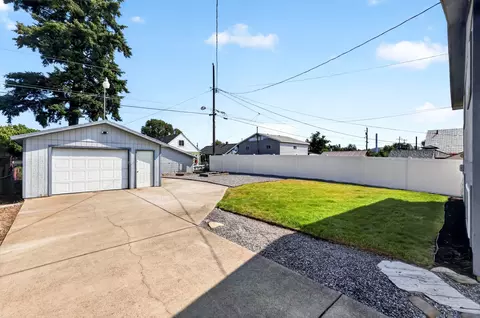Exterior - 1927 E Hoffman Ave, Spokane, WA 99207 photo 3 of 10