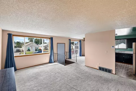 Living - 1927 E Hoffman Ave, Spokane, WA 99207 photo 3 of 6
