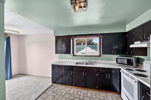 Kitchen - 1927 E Hoffman Ave, Spokane, WA 99207 photo 3 of 4