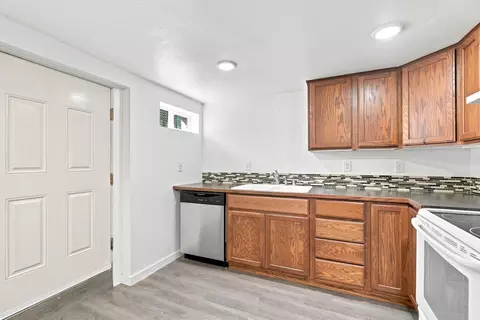 Kitchen - 913 E Longfellow Ave, Spokane, WA 99207 photo 7 of 8