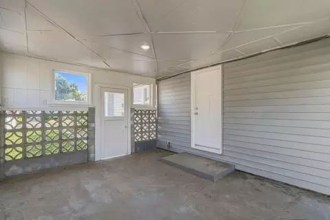 Exterior - 913 E Longfellow Ave, Spokane, WA 99207 photo 3 of 8