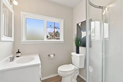 Bath - 913 E Longfellow Ave, Spokane, WA 99207 photo 4 of 7