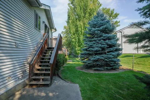 Exterior - 930 E Calkins Dr, Spokane, WA 99208 photo 6 of 9