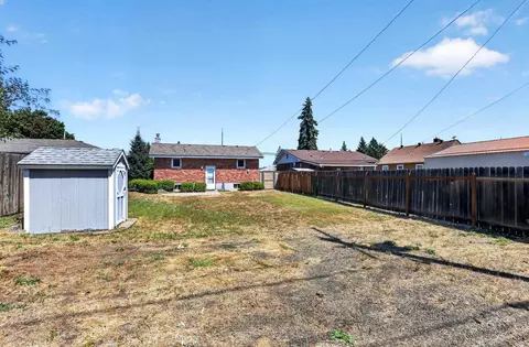 Exterior - 914 E Dalke Ave, Spokane, WA 99208 photo 4 of 4