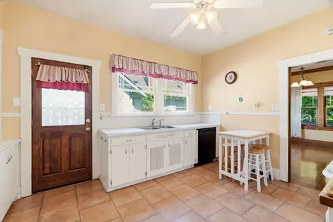 Kitchen - 1018 E Sharp Ave, Spokane, WA 99216 photo 3 of 4